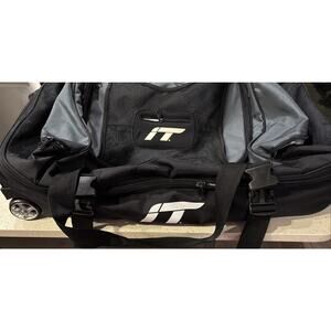 IT Luggage Trunk Duffel Rolling 2-Wheel 30" x 15 X 15 Very Good Clean Condition